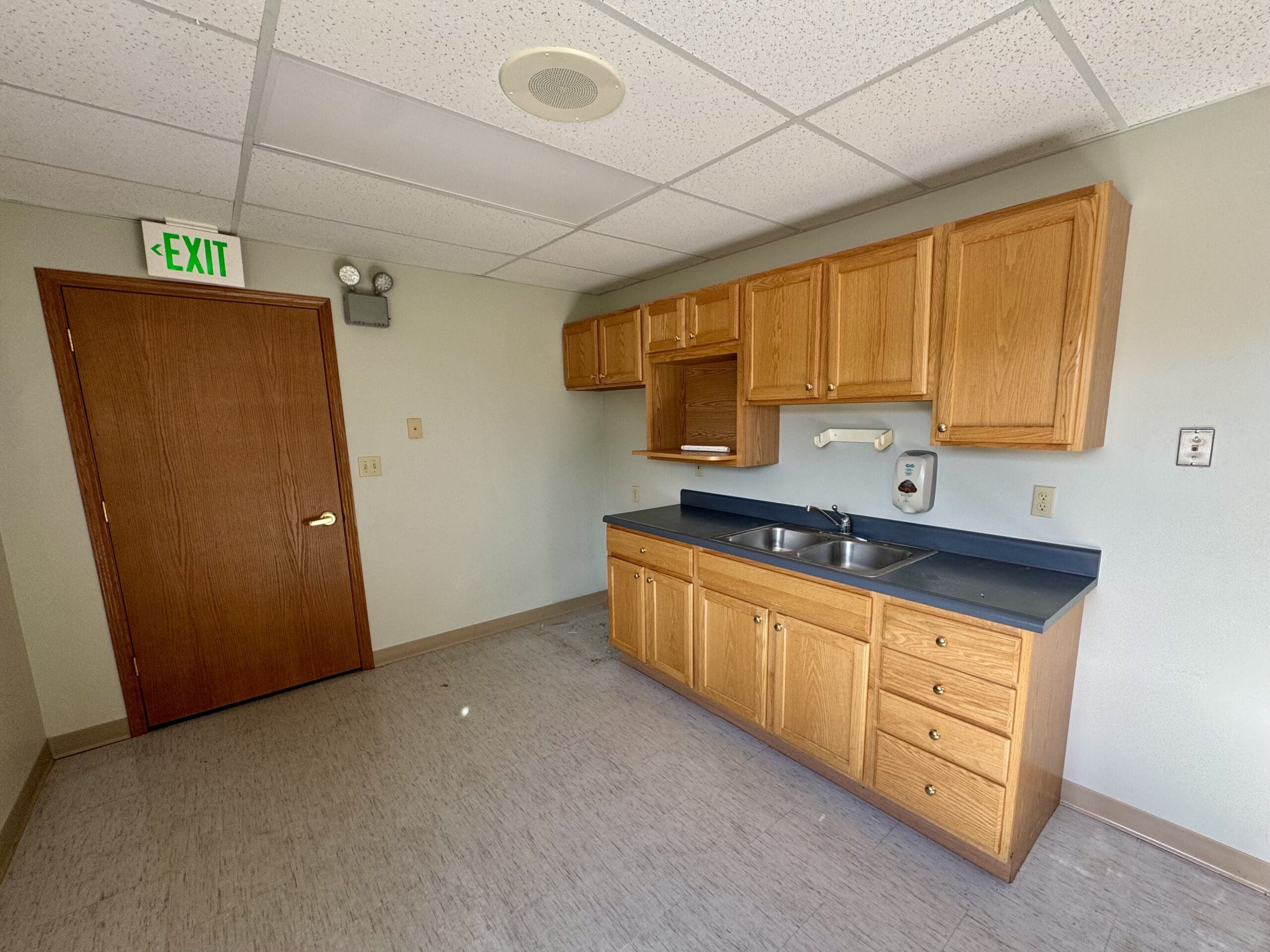 Break room with wood cabinets and sink in a medical office suite for lease at 500 Legacy Plaza West, La Porte